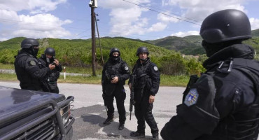NAPETOSTI NA KOSOVU Stotine policajaca ušlo u Kosovsku Mitrovicu, Srbija razmišlja o slanju vojske