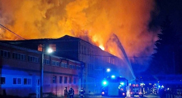 HRVATSKA Osam vatrogasnih postrojbi cijelu noć gasilo požar, vatra progutala krovište trgovine