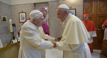 ''VEOMA JE BOLESTAN'' Papa Franjo pozvao na molitvu za svog prethodnika Benedikta XVI.