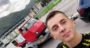 Kupio je neobično vozilo za 1000 maraka, a sada ulicama Mostara vozi turiste, mladence i reklamira druge