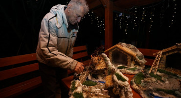 Obitelj Mikulić gotovo dva desetljeća izrađuje božićne jaslice, brojni ih žele u svom domu