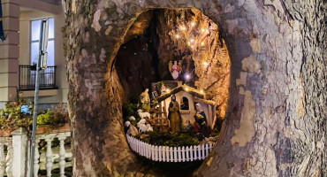 Na šetalištu osvanule jaslice u drvetu, a autori su motiv našli u onome što se dogodilo prije 800 godina