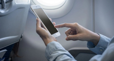 TELEFONIRANJE I SURFANJE U AVIONU Od iduće godine moći će se koristiti mobiteli tijekom leta unutar Europske unije