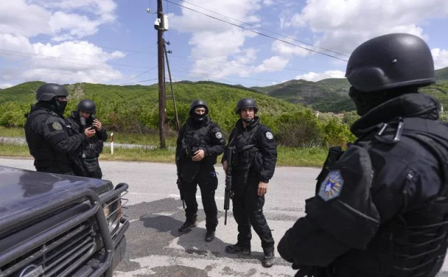 NAPETOSTI NA KOSOVU Stotine policajaca ušlo u Kosovsku Mitrovicu, Srbija razmišlja o slanju vojske