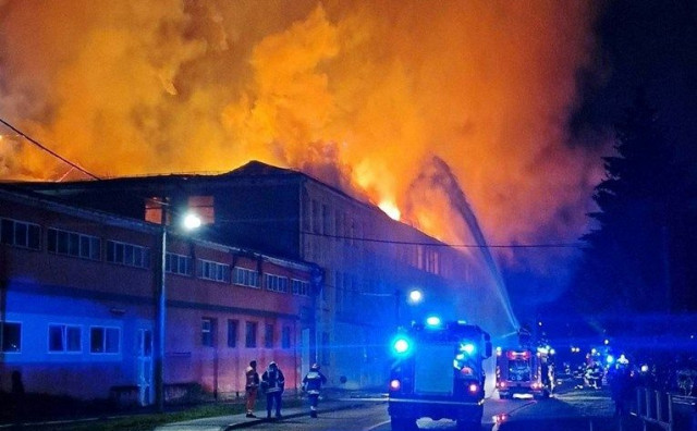 HRVATSKA Osam vatrogasnih postrojbi cijelu noć gasilo požar, vatra progutala krovište trgovine