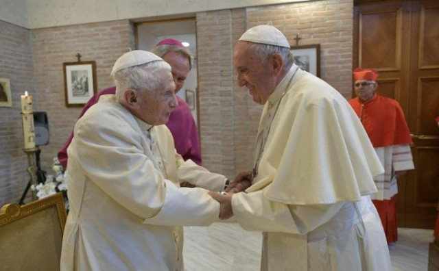 PAPA FRANJO Predajemo voljenog Benedikta XVI. Svetoj Majci