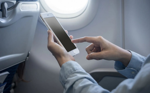 TELEFONIRANJE I SURFANJE U AVIONU Od iduće godine moći će se koristiti mobiteli tijekom leta unutar Europske unije