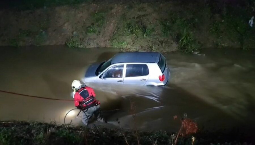 Automobilom sletio u rijeku kod Prijedora, izvlačili ga vatrogasci