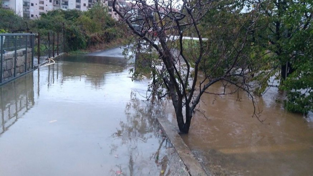 POPLAVE U HERCEGOVINI Voda prijeti kućama u još jednom gradu, promet bio privremeno obustavljen