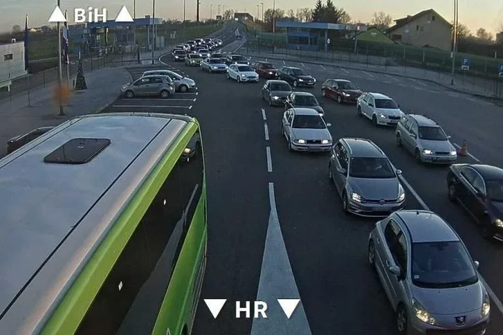 NA IZLAZU IZ BIH Pojačan promet vozila na graničnim prijelazima