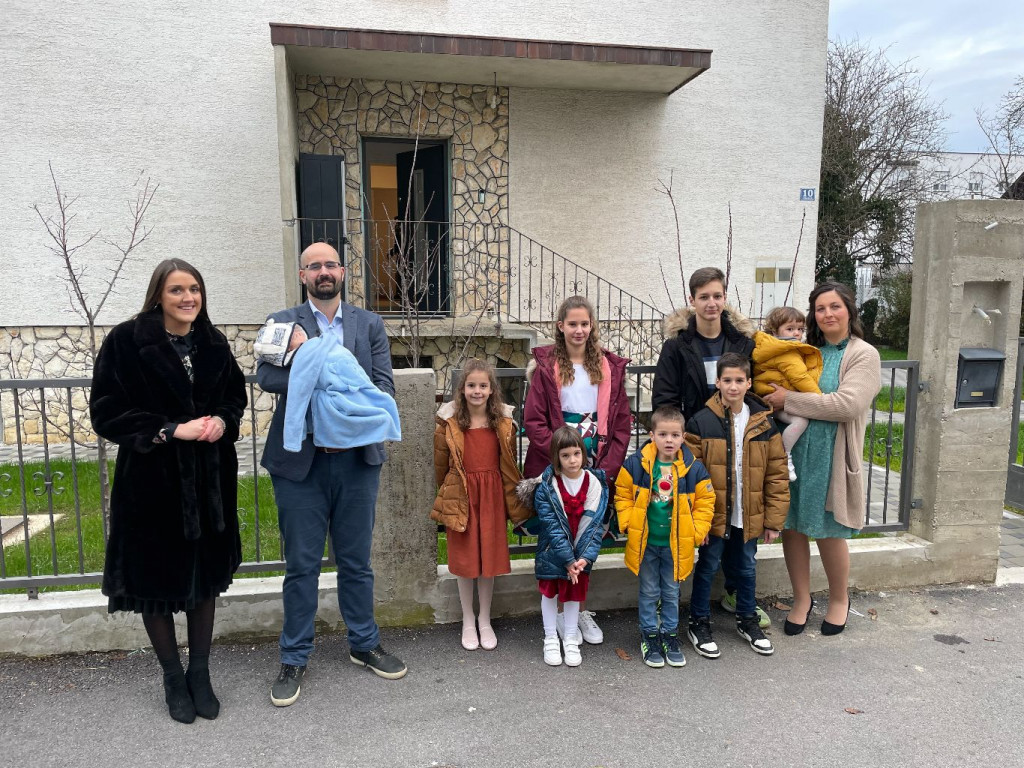 PREKRASNA LJUBAVNA PRIČA Obitelj Pivac ima osmero djece, a mama i tata su se upoznali u busu za Imotski