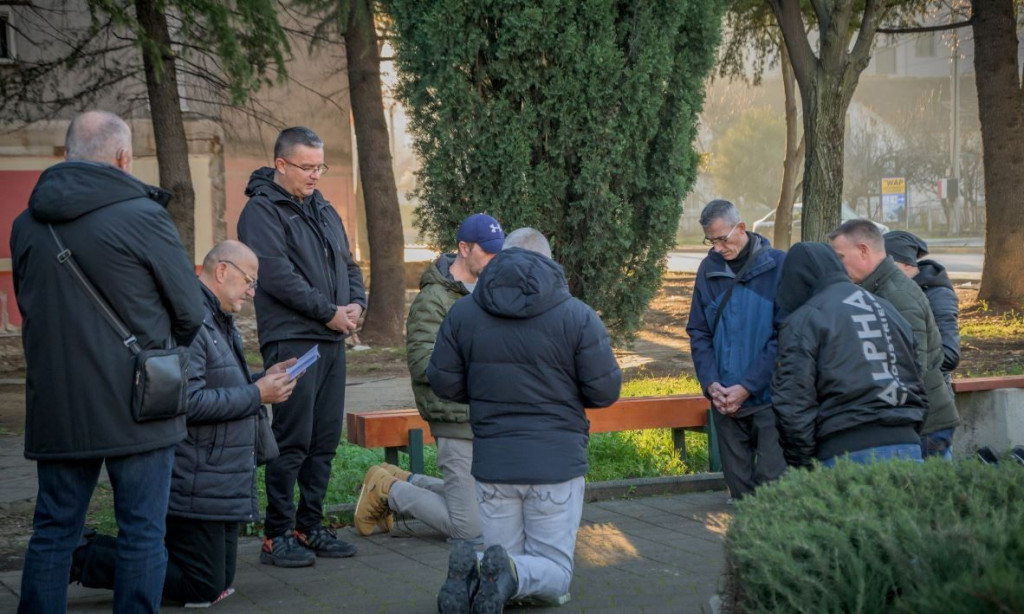 POPUT BROJNIH GRADOVA Muškarci na koljenima molili krunicu i u Mostaru