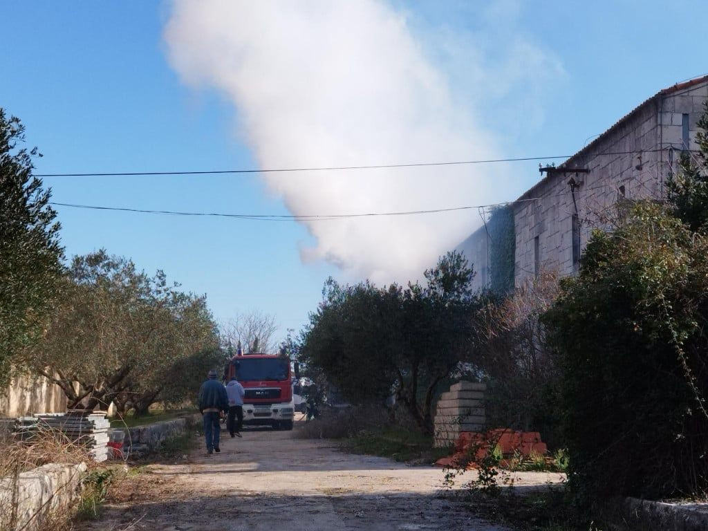 POŽARI USRED ZIME U Makarskoj planula kuća, a vatra je ugrozila i kultnu zgradu na otoku Hvaru