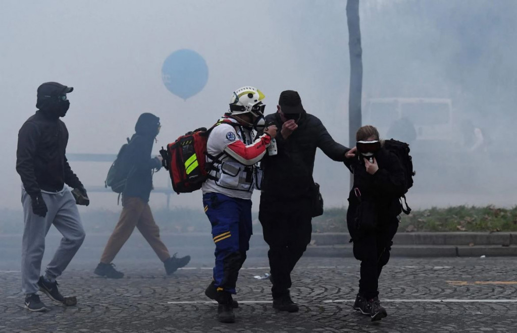 PROSVJEDI U FRANCUSKOJ Ljudi masovno izašli na ulice, ne žele u mirovinu sa 64 godine