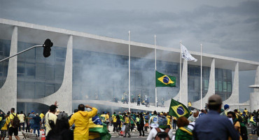 Pristaše bivšeg brazilskog predsjednika upali u predsjedničku palaču i Vrhovni sud, preko 400 uhićenih