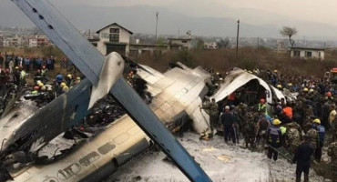 Srušio se zrakoplov sa 72 osobe u Nepalu, spasioci izvlače tijela