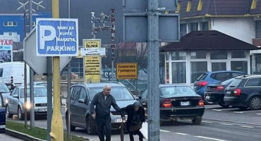 Staricu od 93 godine podvodili da prosi, građanin sve pratio i šest sati čekao da bakicu taxijem pokupi mlada djevojka
