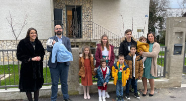 PREKRASNA LJUBAVNA PRIČA Obitelj Pivac ima osmero djece, a mama i tata su se upoznali u busu za Imotski