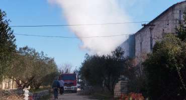 POŽARI USRED ZIME U Makarskoj planula kuća, a vatra je ugrozila i kultnu zgradu na otoku Hvaru