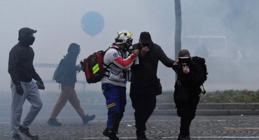 PROSVJEDI U FRANCUSKOJ Ljudi masovno izašli na ulice, ne žele u mirovinu sa 64 godine