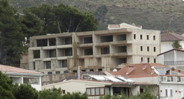 BETONIZACIJA DALMACIJE Investitor iz BiH na Makarskoj rivijeri bespravno sagradio 'betonskog monstruma', gradilište je zatvoreno