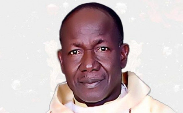 NAPAD U NIGERIJI Katolički svećenik živ spaljen, drugi ranjen i prebačen u bolnicu