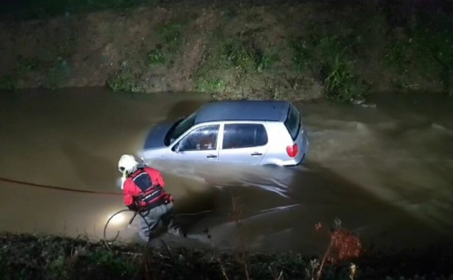Automobilom sletio u rijeku kod Prijedora, izvlačili ga vatrogasci