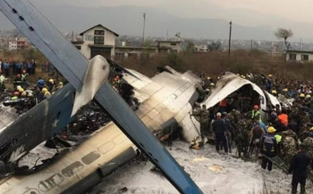 Srušio se zrakoplov sa 72 osobe u Nepalu, spasioci izvlače tijela