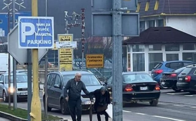 Staricu od 93 godine podvodili da prosi, građanin sve pratio i šest sati čekao da bakicu taxijem pokupi mlada djevojka