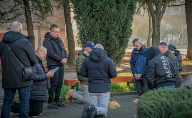 POPUT BROJNIH GRADOVA Muškarci na koljenima molili krunicu i u Mostaru