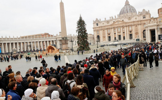 Tisuće ljudi čeka u redu kako bi se oprostili od Benedikta XVI.