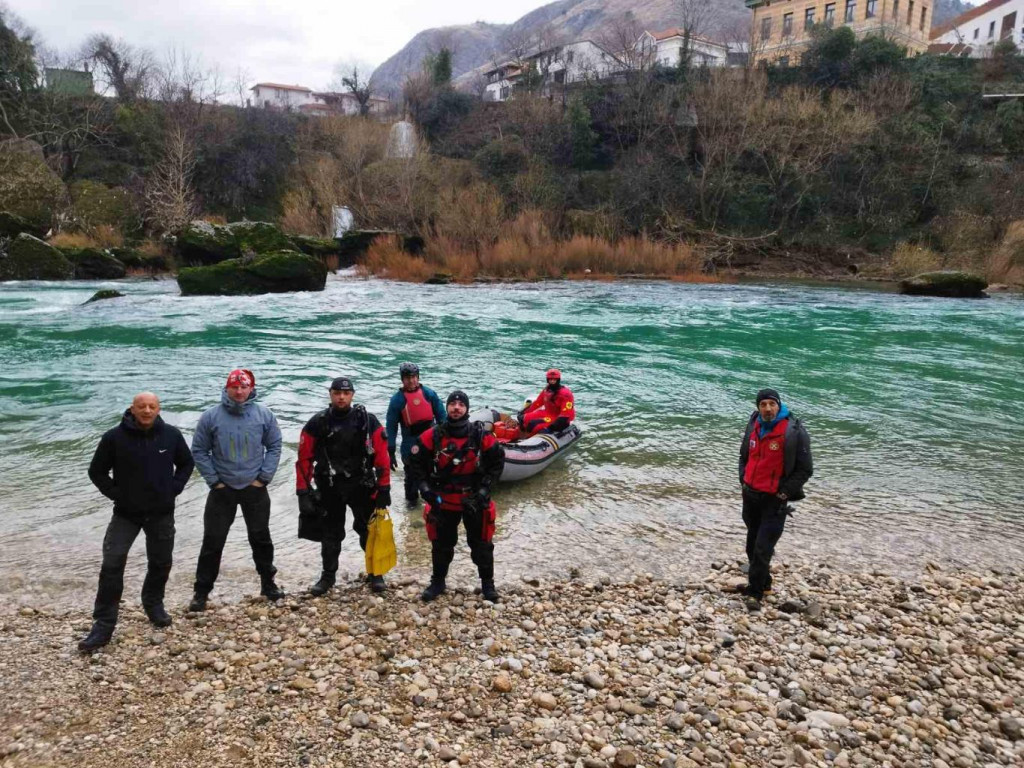 NIJE ISPLIVAO Pokrenuta potraga za malezijskim državljaninom koji je skočio sa Starog mosta