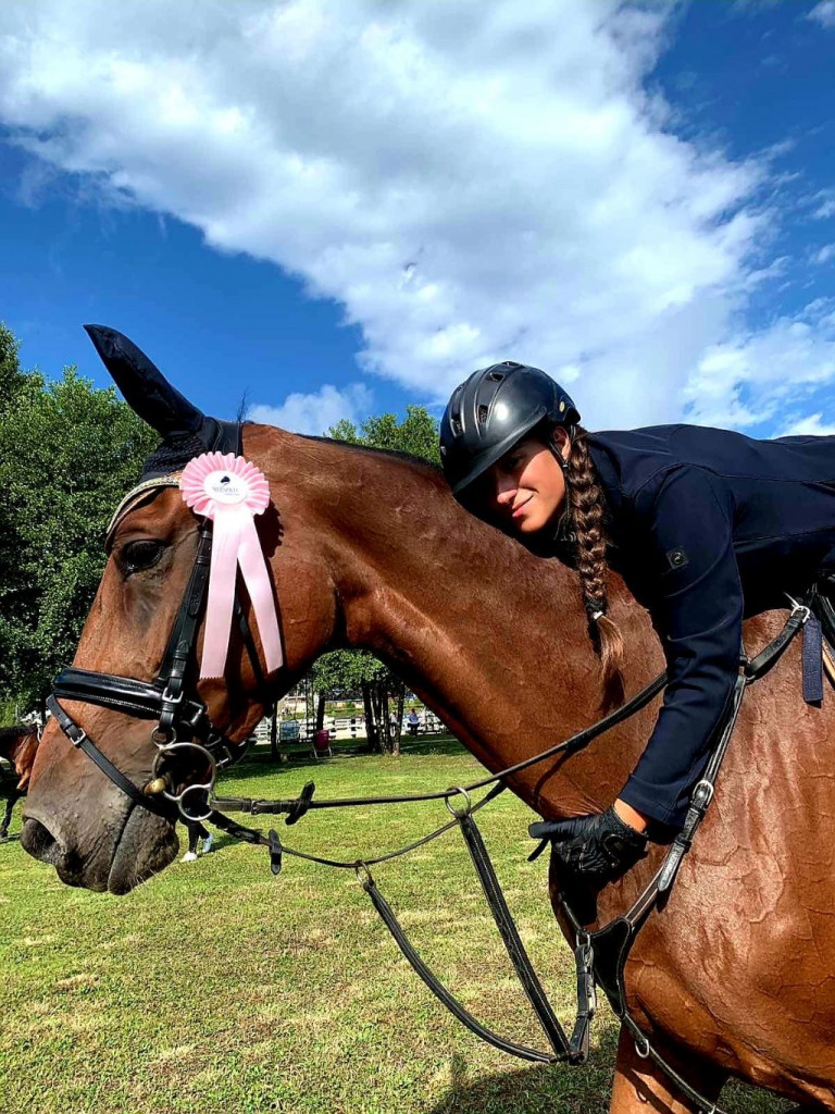 Anika Perduv konjički sport