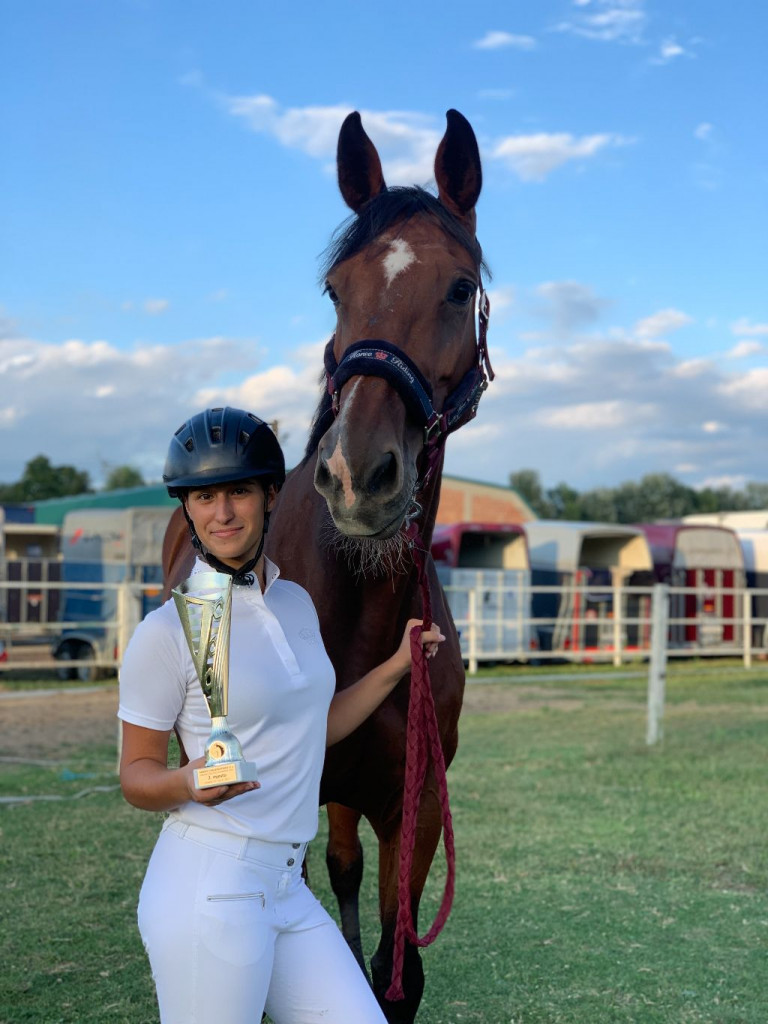 Anika Perduv konjički sport
