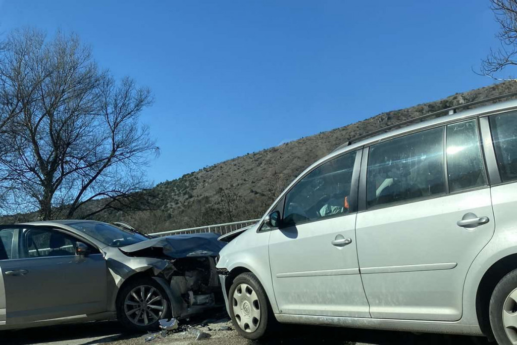 PROMETNA NEZGODA U frontalnom sudaru kod Počitelja sudjelovala dva automobila