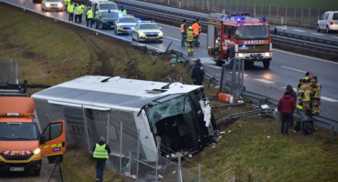 U RANIM JUTARNJIM SATIMA Autobus sletio s autoceste u Sloveniji, ima poginulih