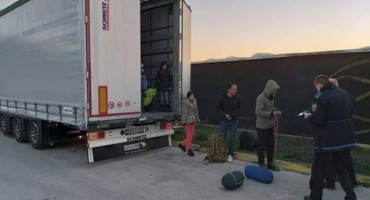 ZAUSTAVIO SE KAD SU POČELI VIKATI Državljanin BiH migrante prevozio u hladnjači