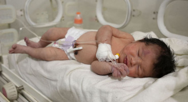 ROĐENA POD RUŠEVINAMA Usvojena beba iz Sirije čiji su roditelji poginuli