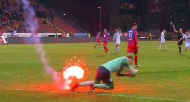 Vratar Širokog Brijega se sklonio od baklji koje su padale na njega, pa dobio žuti karton