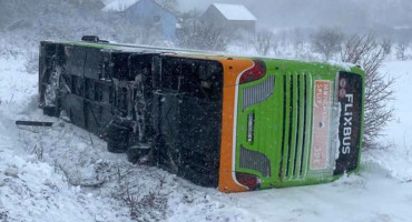 KLIZAVA CESTA U Hrvatskoj se prevrnuo još jedan autobus