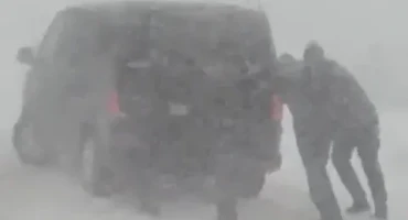 TORCIDA NA PUTU ZA ZAGREB Navijači guraju kombi po snježnom nevremenu