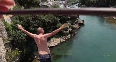 ŽIVOT JE VRJEDNIJI OD MILIJUN PREGLEDA Grad Mostar treba zabraniti amaterske TikTok skokove sa Starog mosta