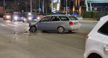 SUDJELOVALA DVA AUTOMOBILA Veća materijalna šteta u sudaru u središtu Mostara