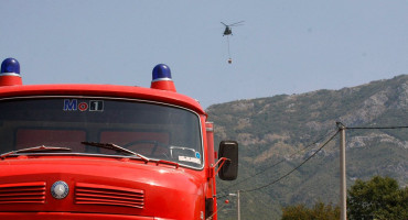 Vatrogasci i helikopter požar
