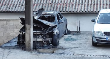 Skupocjeni automobil izgorio tijekom noći u Mostaru