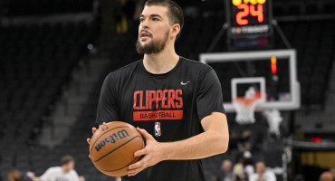 DRAMA MOMČADI IVICE ZUBCA Udar groma pogodio stražnji dio aviona