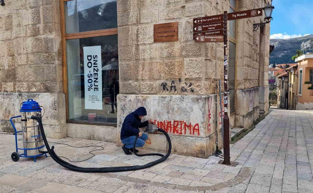 PORUKA MRŽNJE Uklonjen sramotni grafit u središtu Mostara