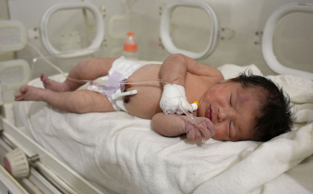 ROĐENA POD RUŠEVINAMA Usvojena beba iz Sirije čiji su roditelji poginuli