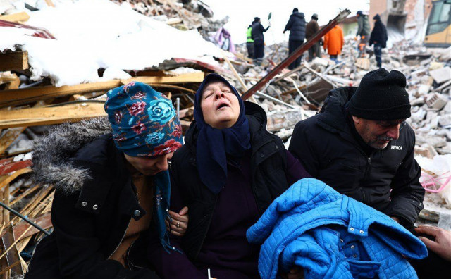 TURSKA I SIRIJA ZAVIJENE U CRNO Broj mrtvih u potresu u Turskoj i Siriji prešao 20.000, više od 75.000 ozlijeđenih