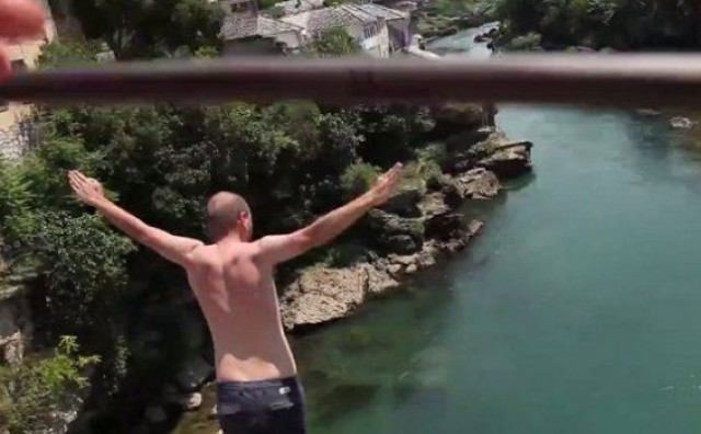 ŽIVOT JE VRJEDNIJI OD MILIJUN PREGLEDA Grad Mostar treba zabraniti amaterske TikTok skokove sa Starog mosta